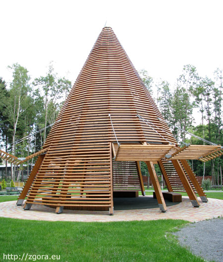 Wigwam pełniący funkcję zielonej klasy w Ogrodzie Botanicznym