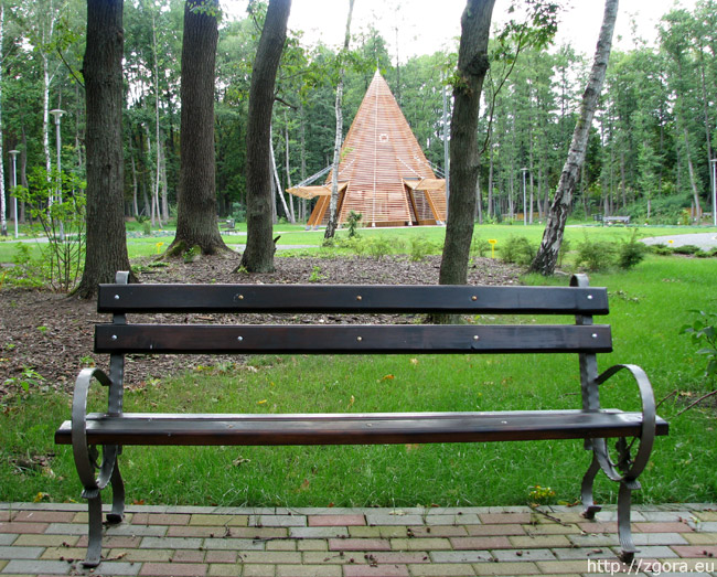 Wigwam i ławka w Ogrodzie Botanicznym