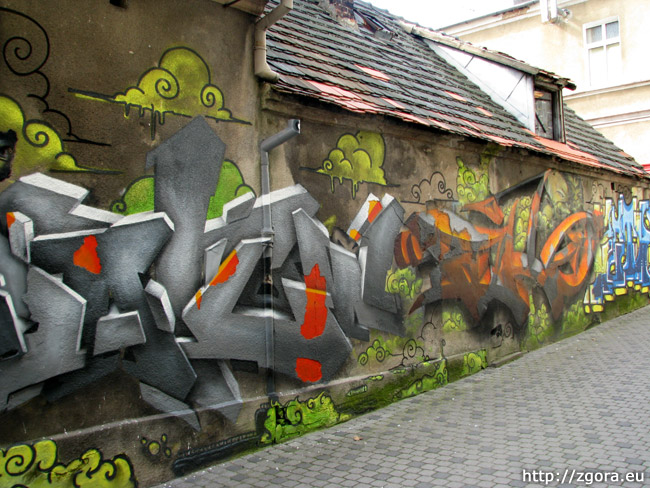 Kolorowe graffiti na ścianie przy ul. ks. Piotra Wawrzyniaka