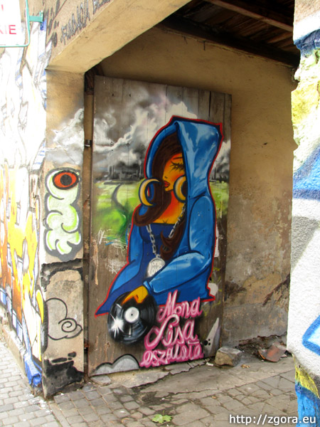 Graffiti na ścianie budynku przy ul. ks. Piotra Wawrzyniaka